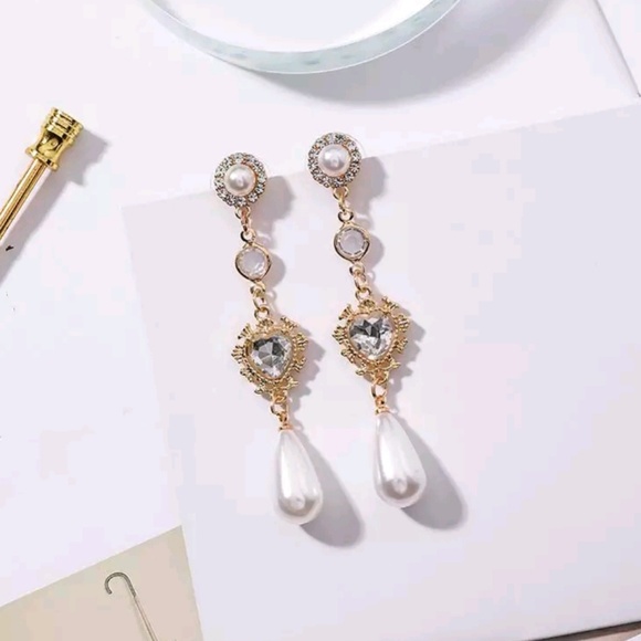 Royal crystal heart dangle pearl earrings - Picture 2 of 5